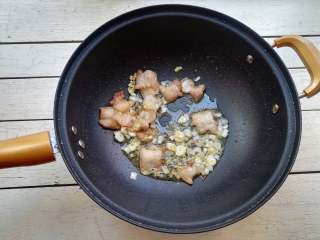 10、干煸花菜,下入葱花、姜末、蒜片炒香