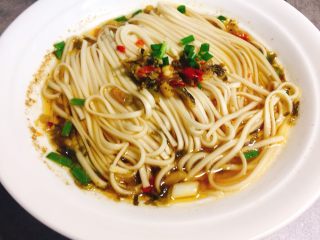 1、#一碗面#酸菜辣味早餐挂面,首先给朋友们看看近图,最近喜欢酸辣口的,今天看到活动,早上就吃了这一顿!