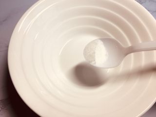 2、#一碗面#酸菜辣味早餐挂面,准备一个自己能吃多少放多少的碗,放小半勺的食用盐