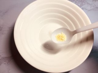 3、#一碗面#酸菜辣味早餐挂面,在加一点点鸡精,今天起的早,天雾蒙蒙的,只能调个色,还挺不错呢