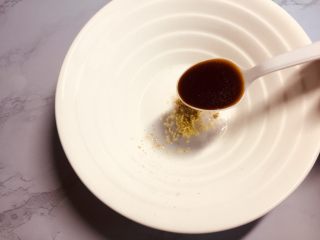 5、#一碗面#酸菜辣味早餐挂面,放两大勺生抽,为了颜色好看嘛,你可千万别放老抽,那色会黑天边去。