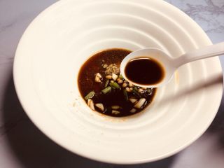 7、#一碗面#酸菜辣味早餐挂面,酸辣酸辣,要有酸嘛,咱们放入半勺陈醋,其实我放了一勺呢!够酸!!