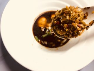 9、#一碗面#酸菜辣味早餐挂面,加入酸菜,我这是外边店里买的,可够好吃的,其实做法也简单,酸菜放点辣椒油,生抽什么的一起炒就行了!