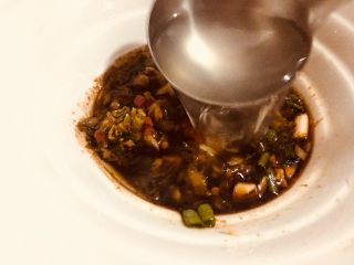 11、#一碗面#酸菜辣味早餐挂面,煮汤面的水咱们弄两大勺放到调料碗里面,赶紧把调料融化