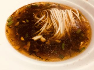 12、#一碗面#酸菜辣味早餐挂面,最后一步就是把煮好的面放进汤料里边,码的不好看哈哈