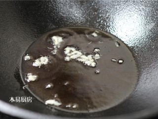 11、青菜炒火腿,锅内放少许食用油，下入蒜末炒香。