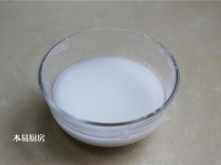 10、青菜炒火腿,用1勺干淀粉加半碗清水，调一个稀稀的水淀粉汁。