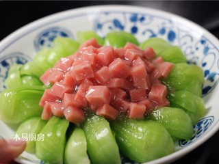 15、青菜炒火腿,将芡汁浇在青菜盘中。