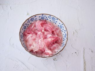 2、黄瓜鸡蛋炒肉片,猪肉洗净切成薄片，加入1汤题料酒、玉米淀粉1茶匙，盐适量抓匀腌制备用