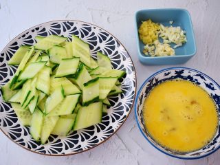 3、黄瓜鸡蛋炒肉片,黄瓜洗净先切段再切成薄片，鸡蛋打散备用，葱切葱花，蒜切末，姜切末