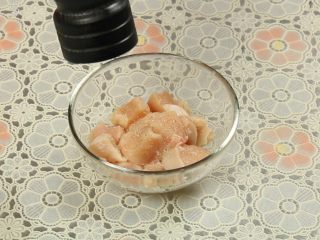 3、土豆咖喱鸡,加入适量的盐、胡椒粉，腌制5分钟左右。