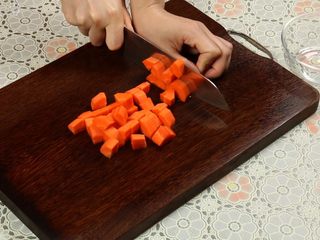 4、土豆咖喱鸡,胡萝卜削皮，切小块。