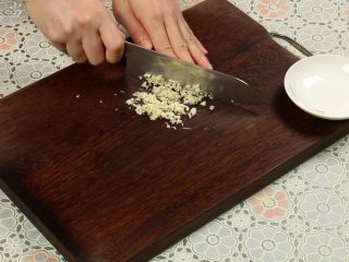 7、土豆咖喱鸡,大蒜去除外衣，切成蒜末备用。