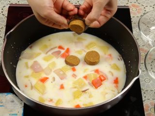 12、土豆咖喱鸡,加入200ml的纯牛奶、咖喱块，搅拌一下，盖上盖子，中火焖煮3分钟。