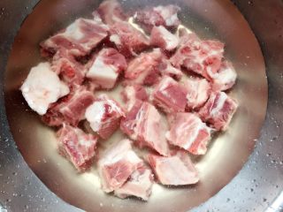 1、排骨藕汤,先将排骨洗净切成小块,在清水中浸泡半小时,泡去血水并清洗干净。