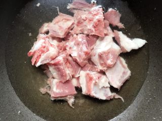 2、排骨藕汤,锅中倒入适量清水,将排骨冷水下锅焯去血水。