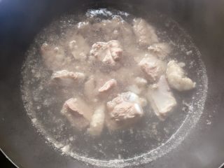 3、排骨藕汤,待水烧开即可将排骨捞出。