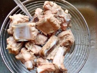 4、排骨藕汤,然后冲洗干净。