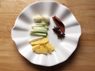 5、排骨藕汤,将香料洗净,葱姜蒜切好。
