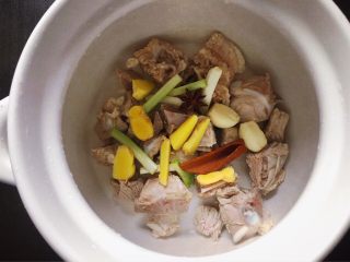 7、排骨藕汤,加入香料。