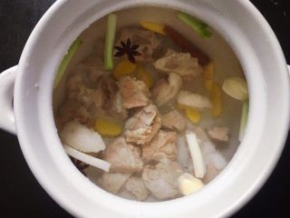 8、排骨藕汤,加入足量的清水。