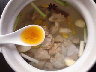 9、排骨藕汤,加入适量料酒,然后盖上盖子大火烧开,转小火慢炖约1小时左右。