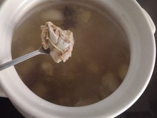 12、排骨藕汤,待排骨炖的差不多了。(用筷子能轻松插入)