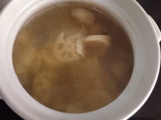 13、排骨藕汤,将泡好的藕块倒入砂锅中。