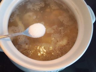 14、排骨藕汤,加入适量盐,大火烧开转小火继续炖20分钟左右即可。