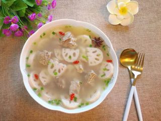 15、排骨藕汤,出锅装盘,撒上葱花即可食用。(我还放了几颗枸杞当点缀)