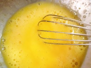 3、淡奶油草莓????玛芬,搅拌均匀