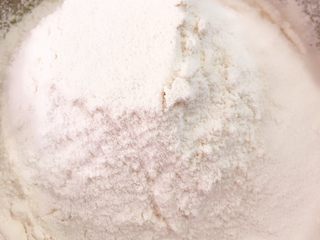 9、淡奶油草莓????玛芬,面粉泡打粉到入混合液中搅拌均匀