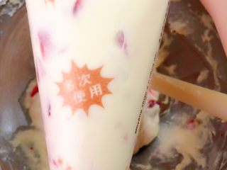 14、淡奶油草莓????玛芬,装入裱花袋