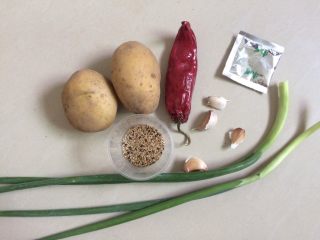 1、锅巴土豆,准备食材