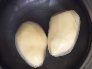 2、锅巴土豆,土豆去皮洗净
