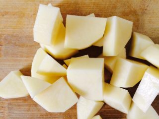 4、锅巴土豆,切块，大概2厘米长