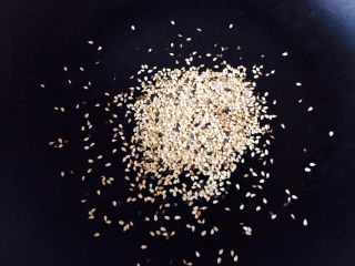 9、锅巴土豆,晾土豆的时间来炒熟芝麻