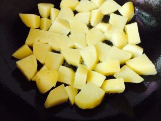 13、锅巴土豆,油热后煎制土豆