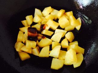 15、锅巴土豆,加入一小勺蚝油，2汤匙生抽