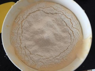7、奶油草莓海绵蛋糕,过筛低筋面粉。