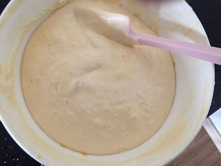 8、奶油草莓海绵蛋糕,用刮刀切拌面粉消失。