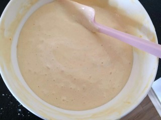 10、奶油草莓海绵蛋糕,继续搅拌均匀。