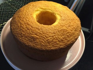 12、奶油草莓海绵蛋糕,蛋糕冷却好，脱模成功的还没蛋糕超过6.5cm就可以了。