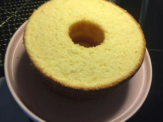 13、奶油草莓海绵蛋糕,均匀分成三等份，每份高度1.5cm。