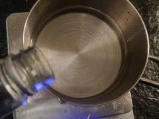 15、奶油草莓海绵蛋糕,加热糖完全融化后放凉冷却，加入朗姆酒。