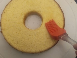 17、奶油草莓海绵蛋糕,切好的蛋糕片刷上糖水。