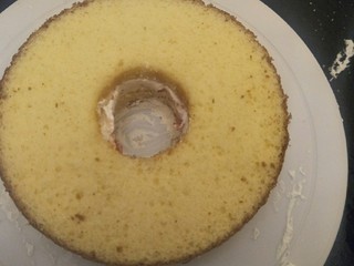 21、奶油草莓海绵蛋糕,放入第二片蛋糕片。同样的步骤再来一遍。