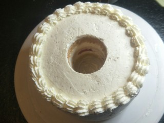 24、奶油草莓海绵蛋糕,多余的奶油用。挤一圈贝壳纹花边。