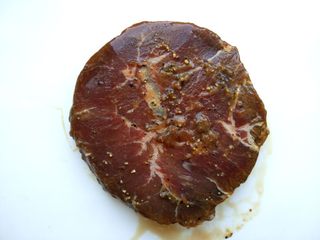 1、杂蔬牛排卷饼, 将牛排用橡胶锤锤松后,放入盐、糖、生抽、红酒、黑胡椒粉、洋葱丁的混合物里,冷藏腌制一夜。