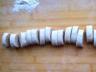 4、杂蔬牛排卷饼,揉成粗条,切成大小相当的块。